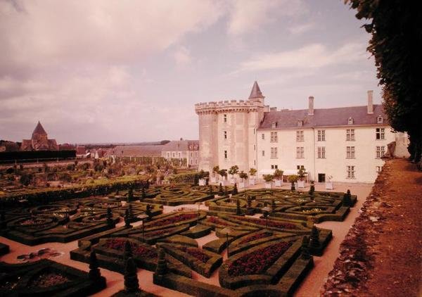 Näkymä puistoon ja puutarhaan tekijältä French School