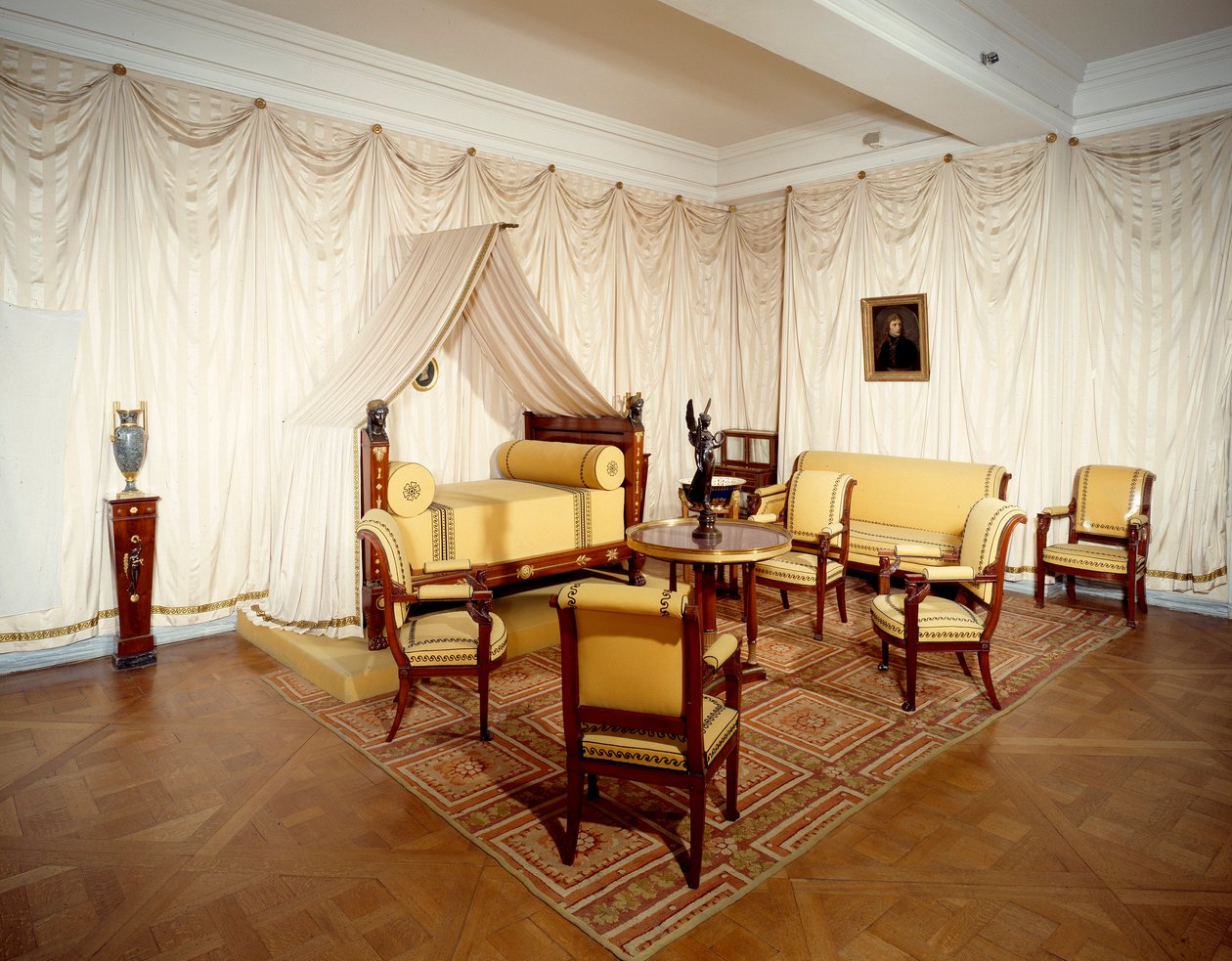 Näkymä keisari Napoleon I:n (1769-1821) huoneesta Malmaisonin linnassa Rueil Malmaisonissa. tekijältä French School