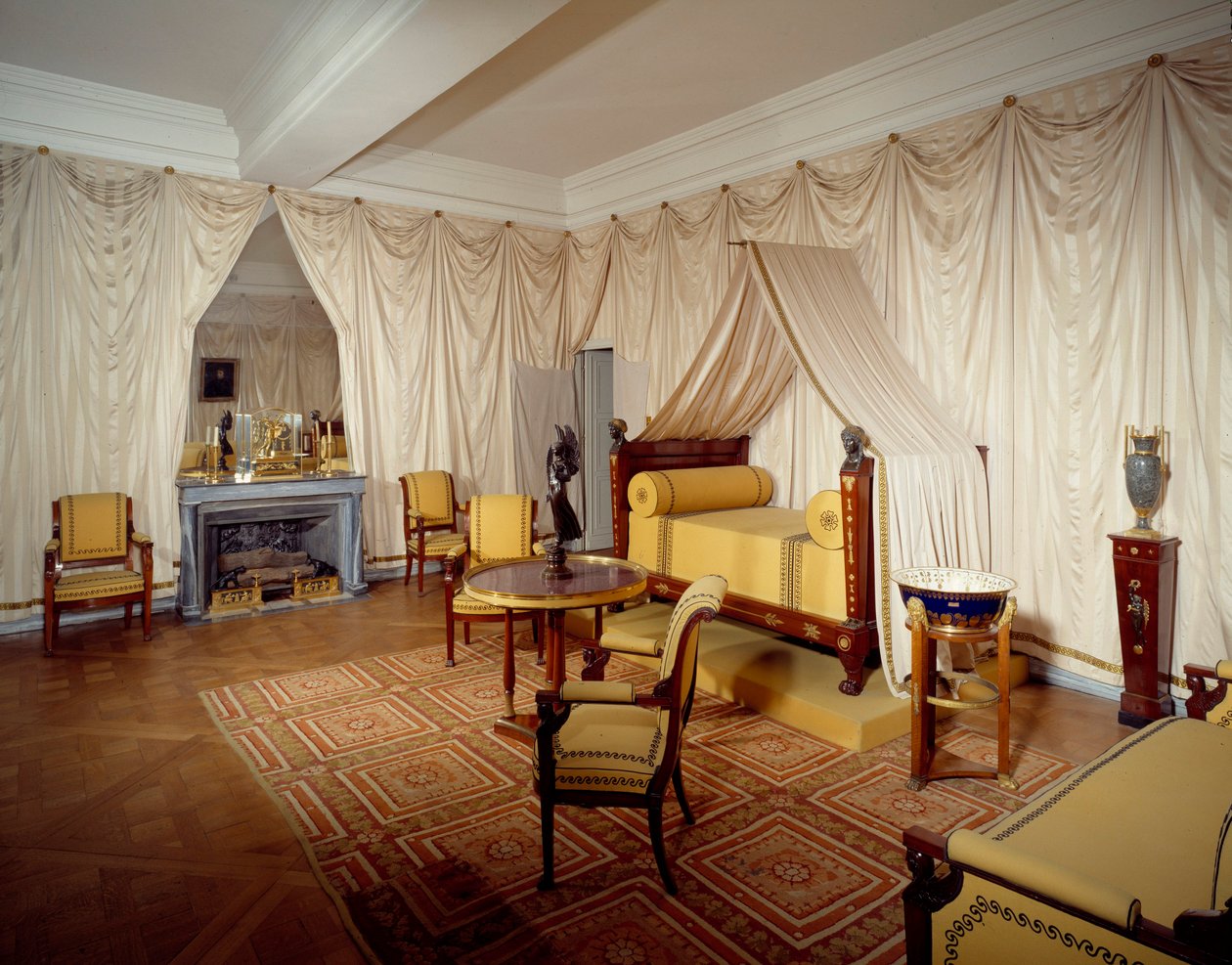 Näkymä keisari Napoleon I:n (1769-1821) huoneesta Malmaisonin linnassa Rueil Malmaisonissa. tekijältä French School