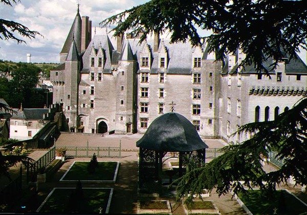 Näkymä kunnostetun linnan länsijulkisivusta, joka rakennettiin n. 1465 Jean Bourrelle, Ranskan Ludvig XI:n ministerille (katso myös 8768486) tekijältä French School