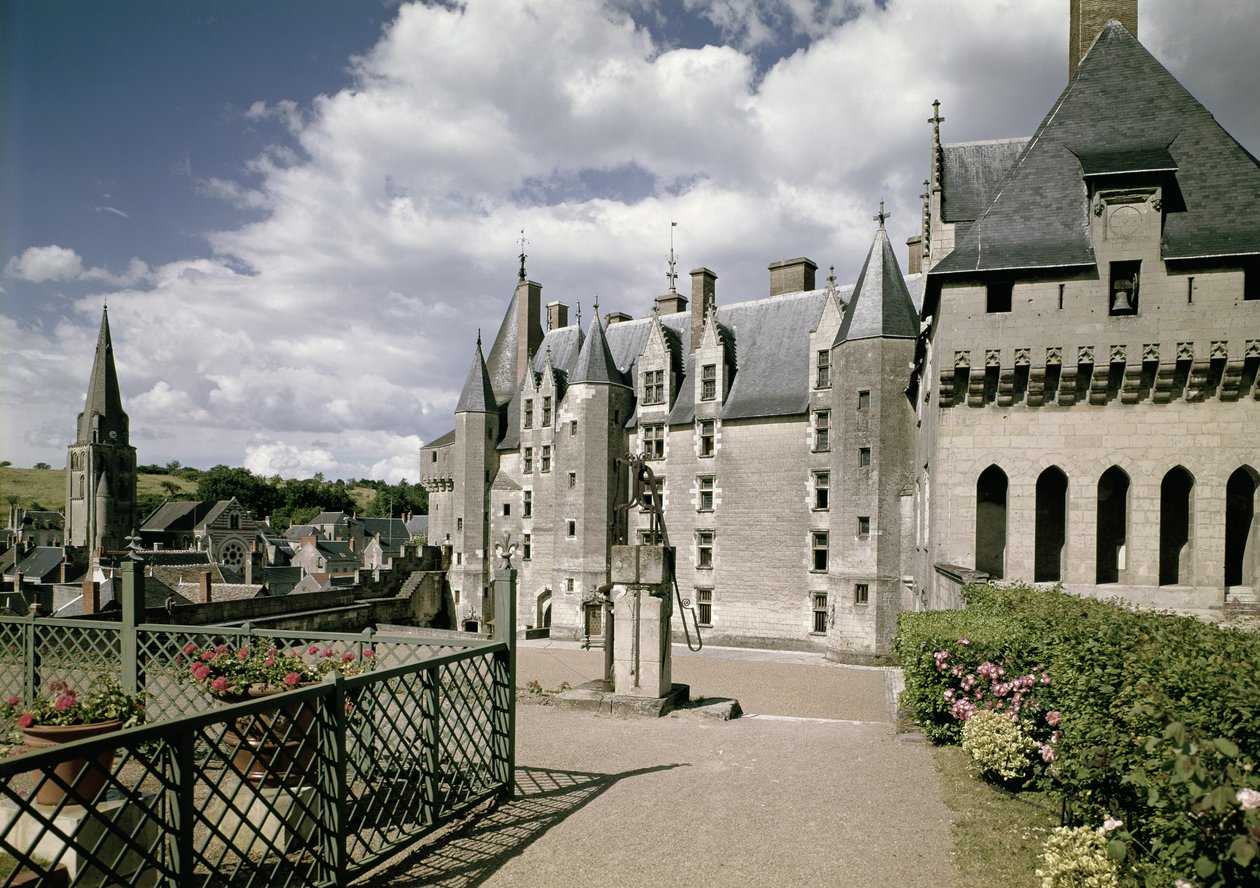 Näkymä kunnostetun linnan länsi julkisivusta, joka rakennettiin Jean Bourrelle, Ranskan Ludvig XI:n ministerille, n. 1465 (katso myös 87684-85) tekijältä French School