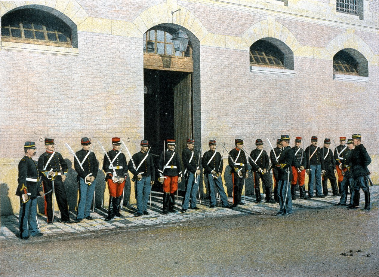 Kävelyluokat: äskettäin hyväksytyt republikaanivartijat ovat aliupseerit; he jatkavat oppituntejaan jalan luutnantin johdolla - "Album militairessa" - Legion de la Garde tekijältä French School