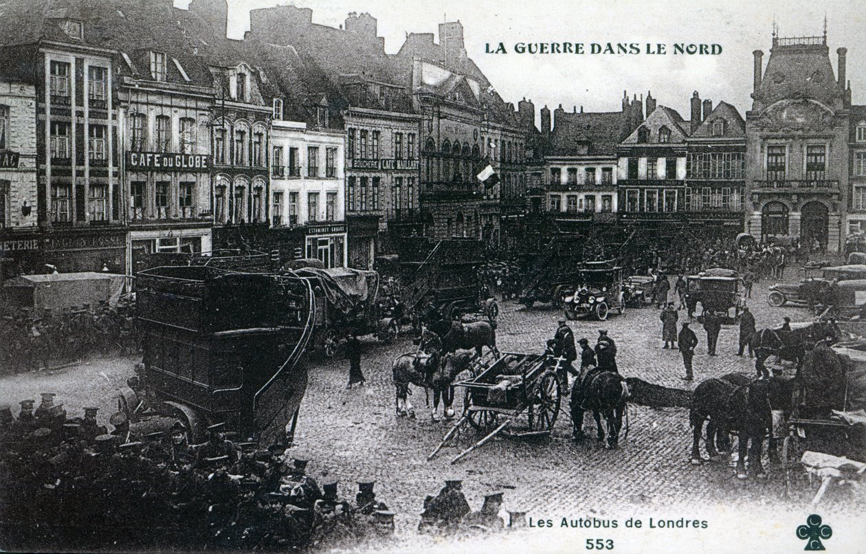 Sota pohjoisessa: British Expeditionary Force:n Lontoon bussit Bethunen pääaukiolla vuonna 1915 (valokuva) tekijältä French School