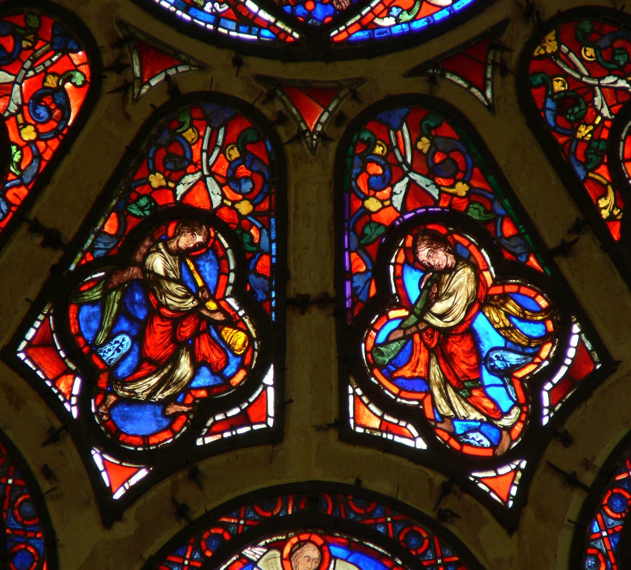 Window Ww kuvaa enkeliä puhaltamassa viimeisen tuomion trumpettia tekijältä French School