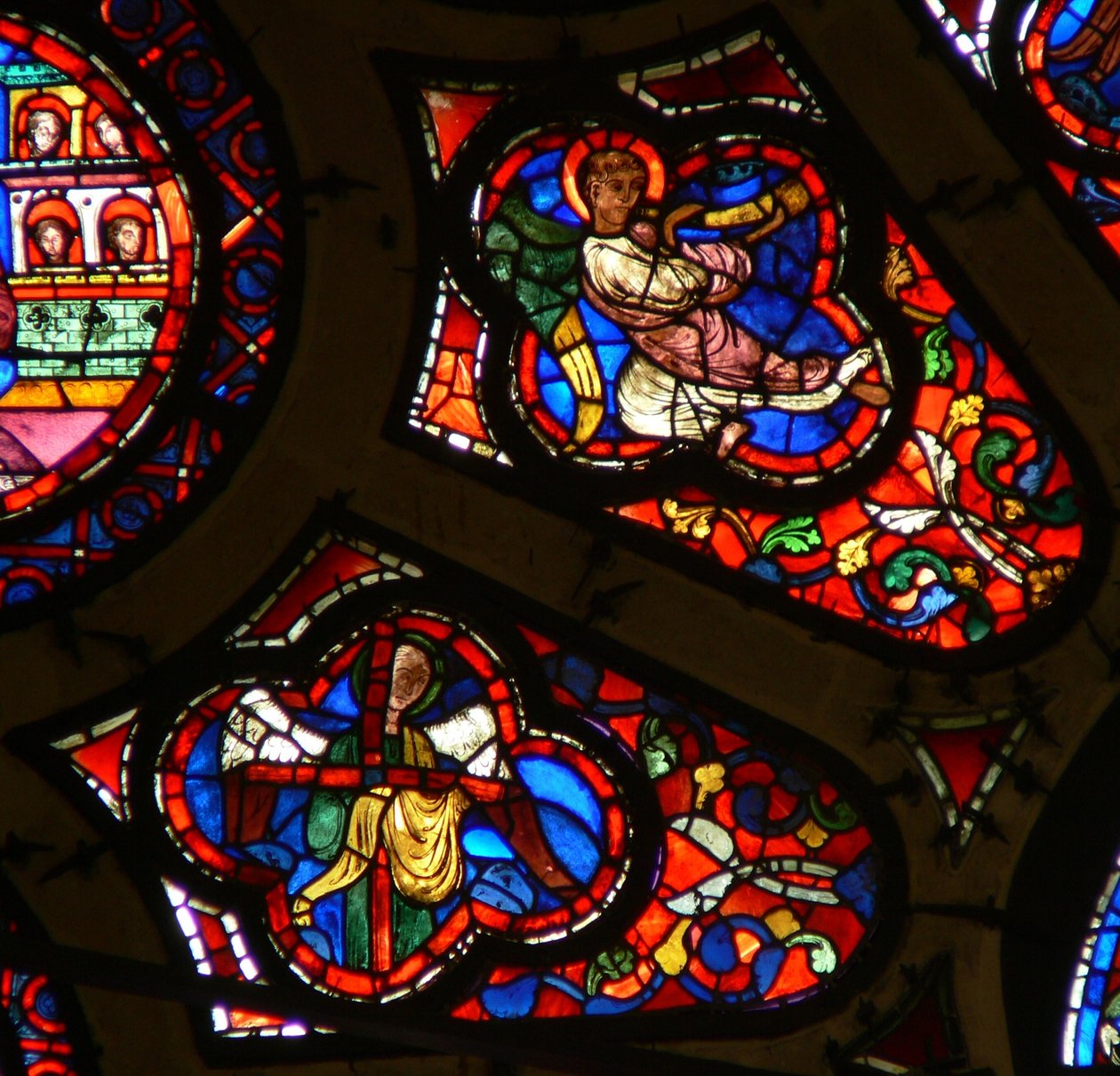 Window Ww kuvaa enkeliä passion-soittimella - ristillä ja enkelillä trumpetilla viimeisellä tuomiolla tekijältä French School