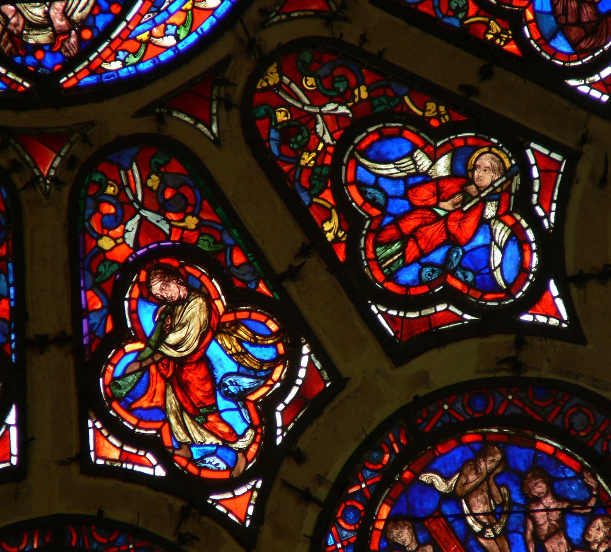 Window Ww kuvaa enkeleitä, joista toisessa on passionsoitin ja toisessa trumpetti tekijältä French School