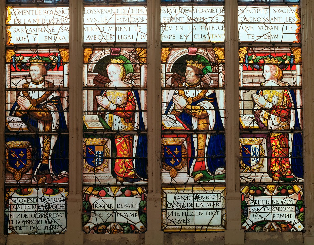 Ikkuna, joka kuvaa Jacques de Bourbonia (1315-61) Comte de la Marchea, Jeanne de Chatillon-Saint-Polia (k. 1371) Jean I de Bourbonia (1361-94) ja Catherinea, Comtesse de Vendome tekijältä French School