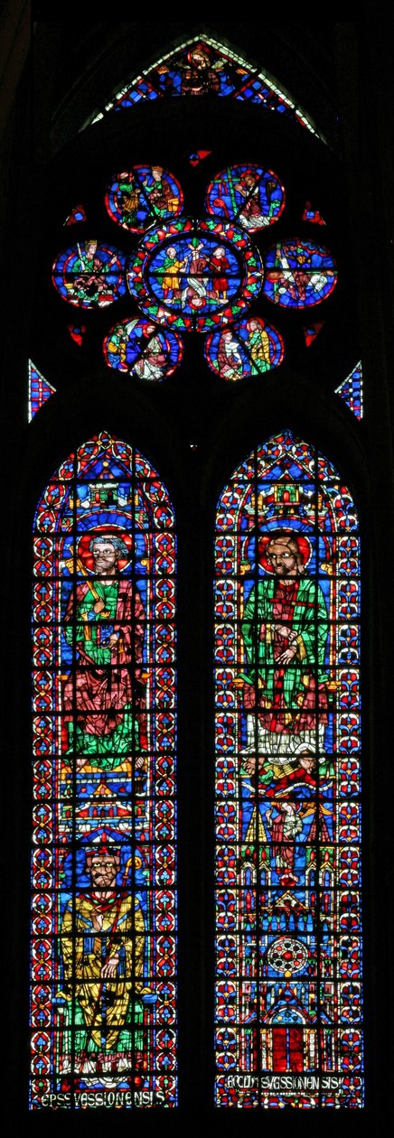 Ikkuna w102, joka kuvaa Pyhää Pietaria ja Pyhää Andreasta; Soissons Cathedral ja piispa; ruusussa Kohtauksia Pyhän Pietarin elämästä tekijältä French School