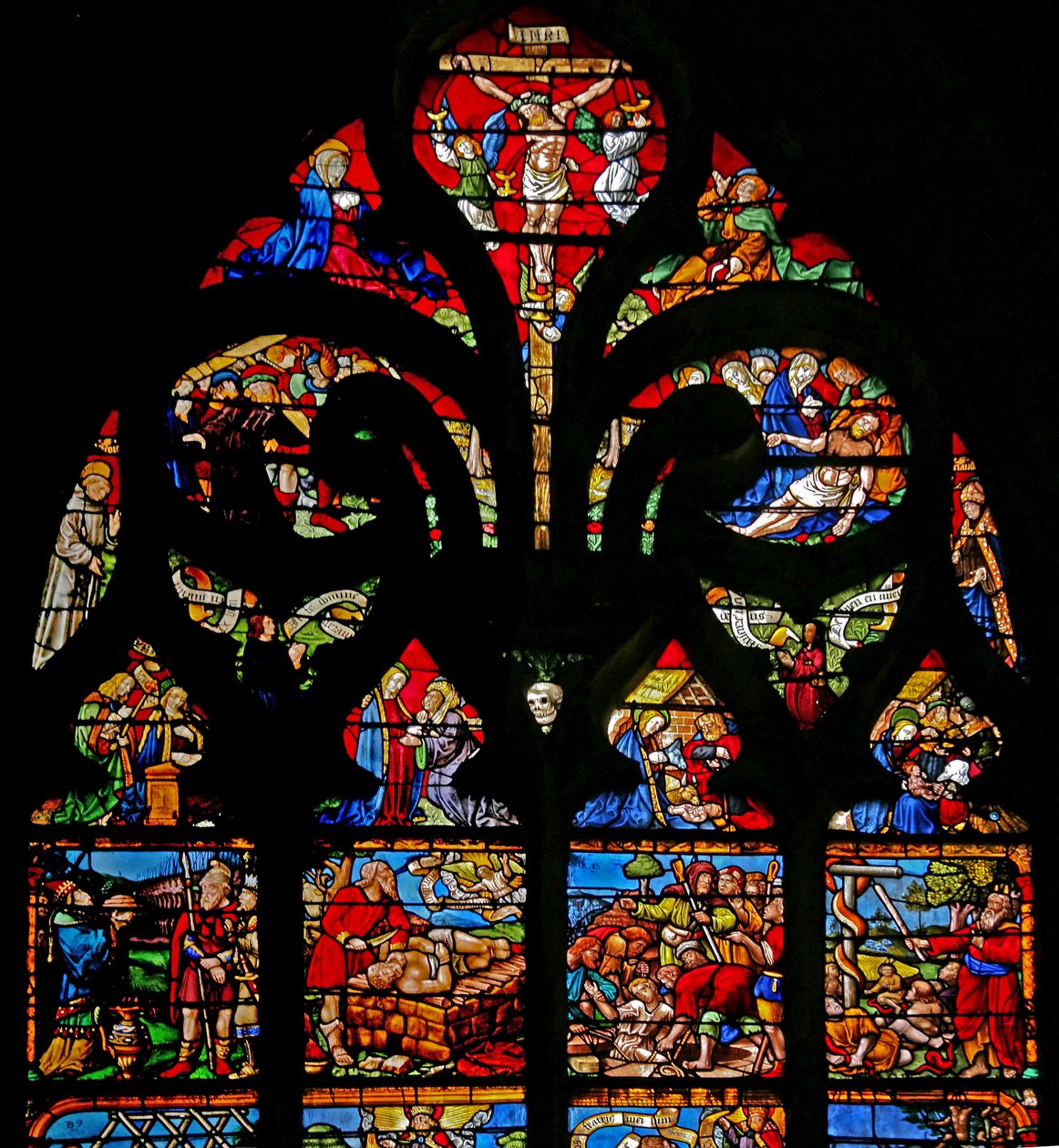 Ikkuna w1 kuvaa ristiinnaulitsemista Marian ja Johanneksen kanssa, Via Crucis -tietä, laskeumaa tekijältä French School