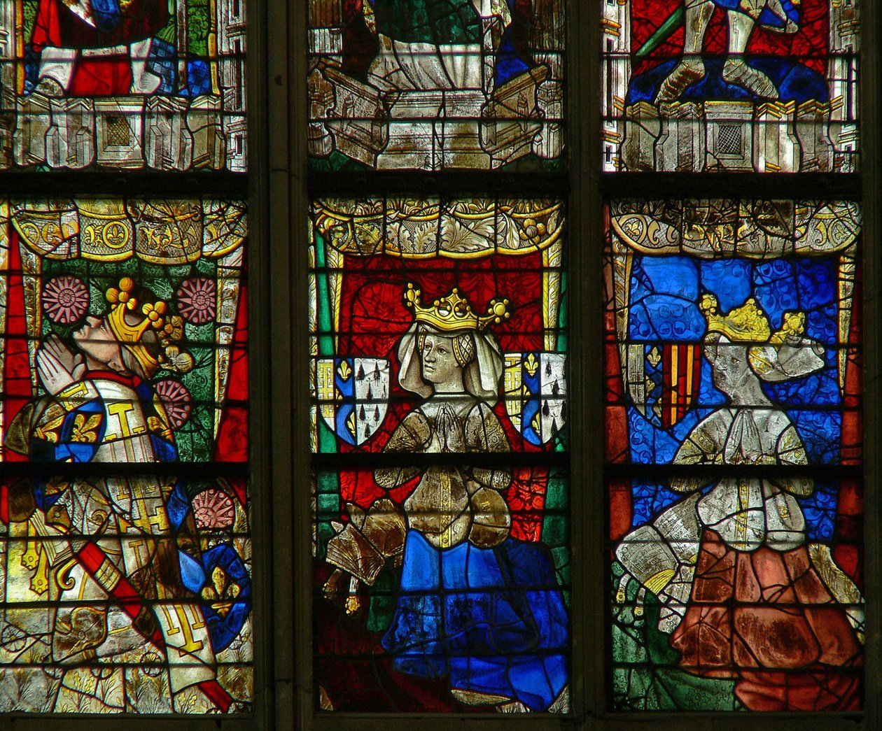 Ikkuna w217, jossa on Louis II danjou, Marie de Bretagne (Louis II:n äiti), Yoland dAragon (Louis II:n vaimo) tekijältä French School