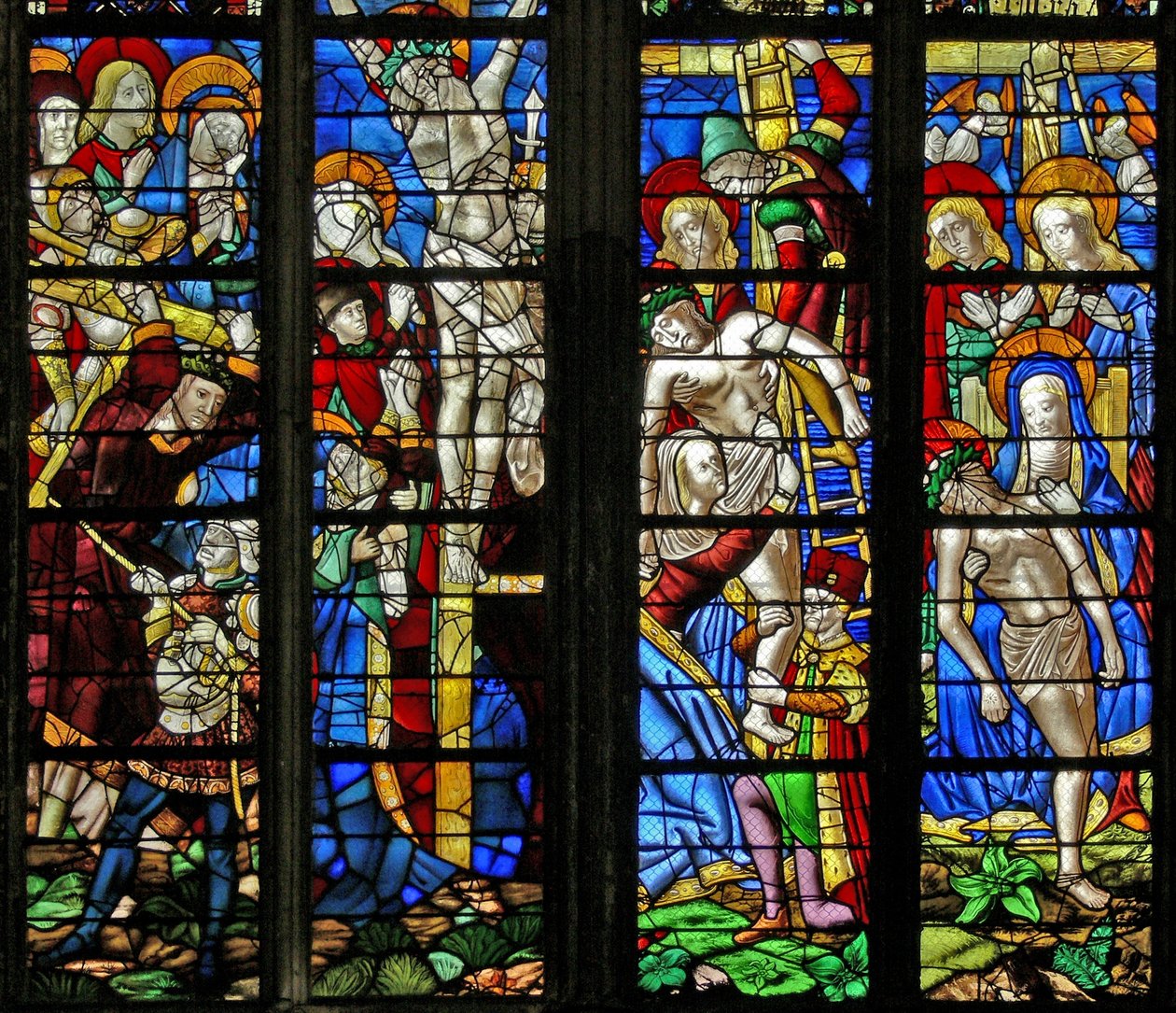 Ikkuna w51, joka kuvaa Via Crucis -tietä, ristiinnaulitsemista, laskeumaa ja Pietaa tekijältä French School