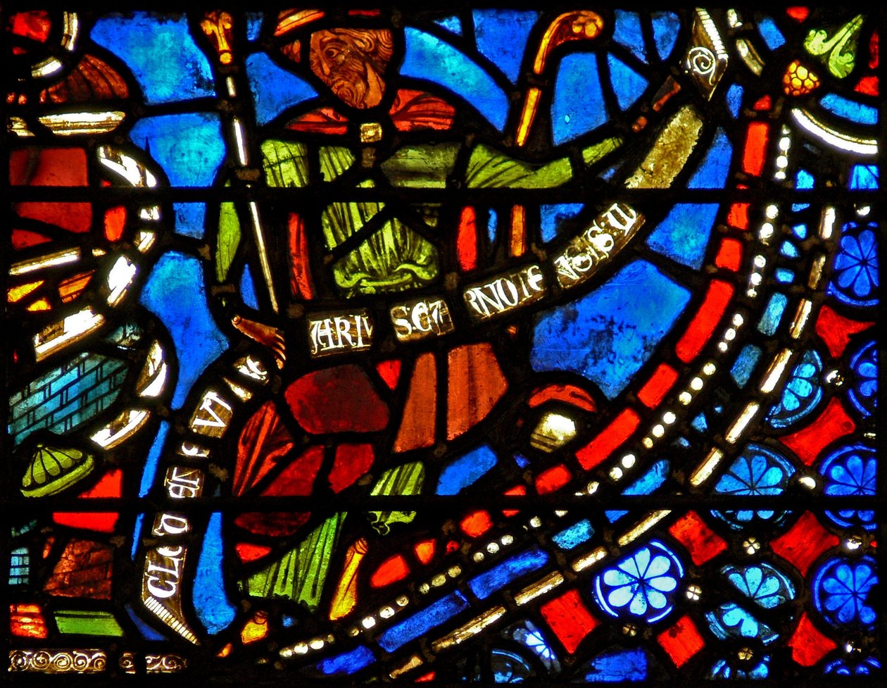 Ikkuna w9 kuvaa faraota pitelemässä banderolia sanoilla I Clement of Chartres, jonka tein tämän ikkunan (Josefin ikkunassa) tekijältä French School