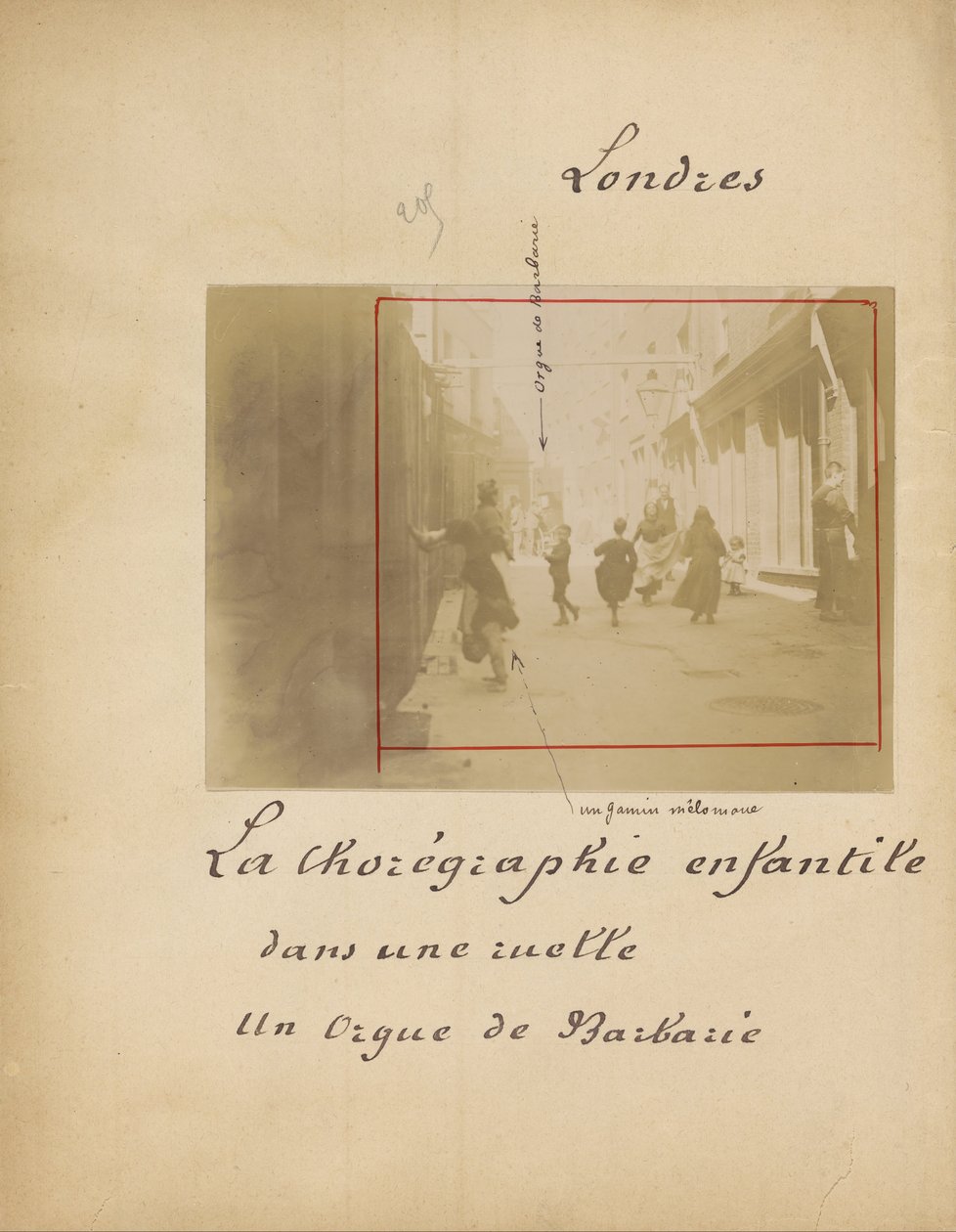 Lontoo. La Chorégraphe Enfantile Dans Une Ruelle Un Oigue Barbarie tekijältä French Unknown maker