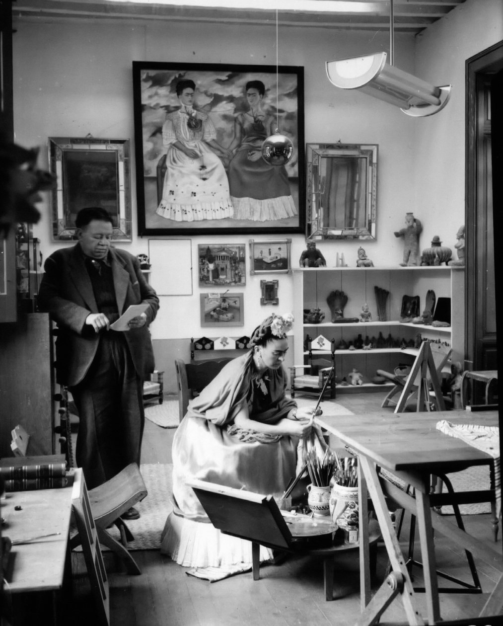Meksikolaiset taidemaalarit Frida Kahlo (1907-1954) ja Diego Rivera (1886-1957) työpajassaan vuonna 1948 (s/w-kuva). tekijältä Frida Kahlo