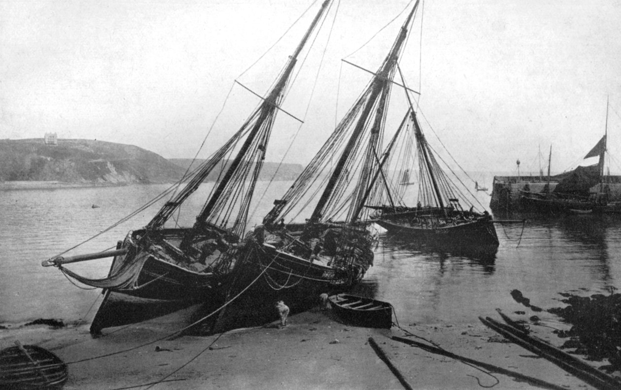 Veneitä Tenbyn satamassa, Pembrokeshiressä, Walesissa, 1924-1926. tekijältä Frith and Co