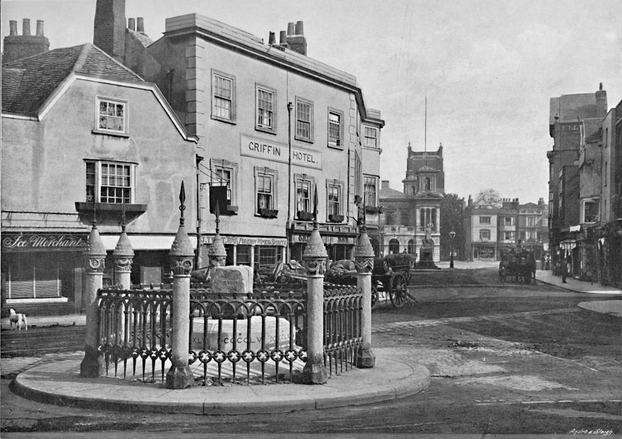 Coronation Stone and Market-Place, Kingston-on-Thames, n. 1896 tekijältä Frith and Co
