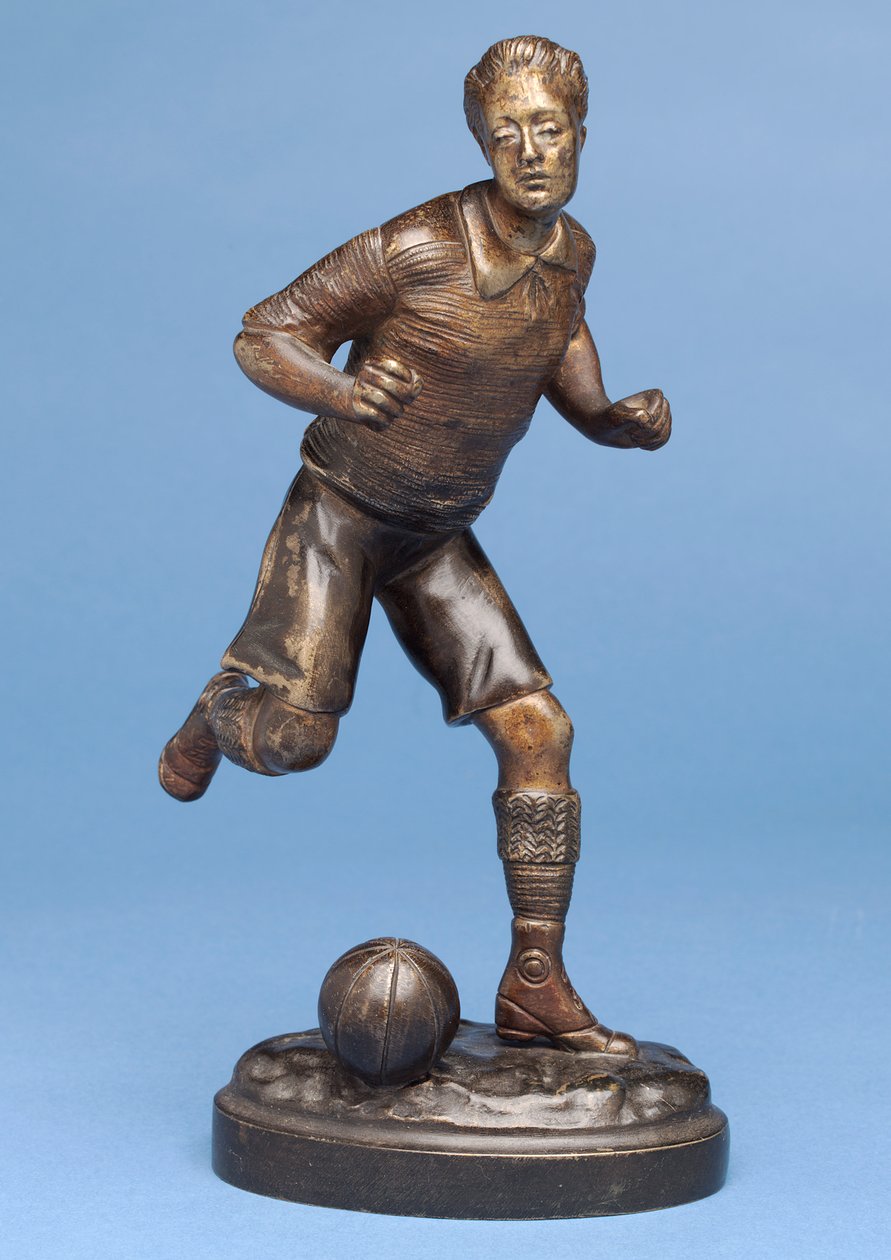 Pallon kanssa juokseva jalkapalloilija, n. 1900 (pronssi) tekijältä G. Omerth