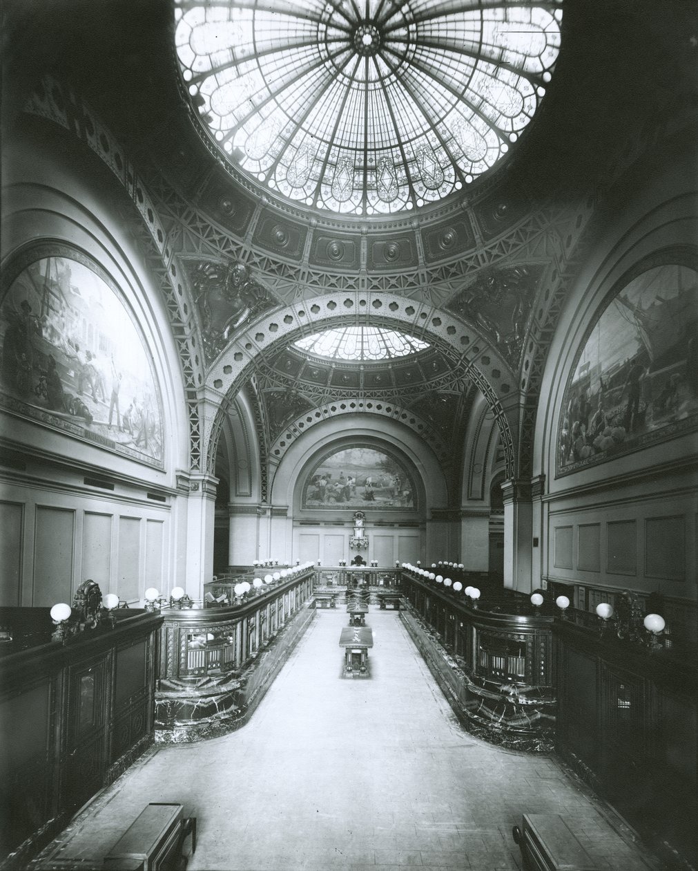 National Park Bank Interior, New York City, 1910 (gelatiinihopea valokuva) tekijältä G.P. Hall und Sohn