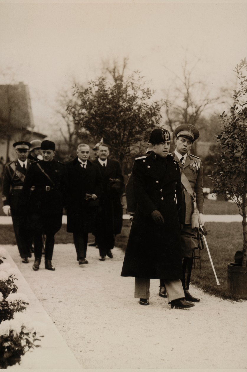 Albumi "MVSN- Blackshirts": Galeazzo Ciano Budapestin Miliisin kenraalin univormussa (m/v kuva) tekijältä G.Y. Schaffer