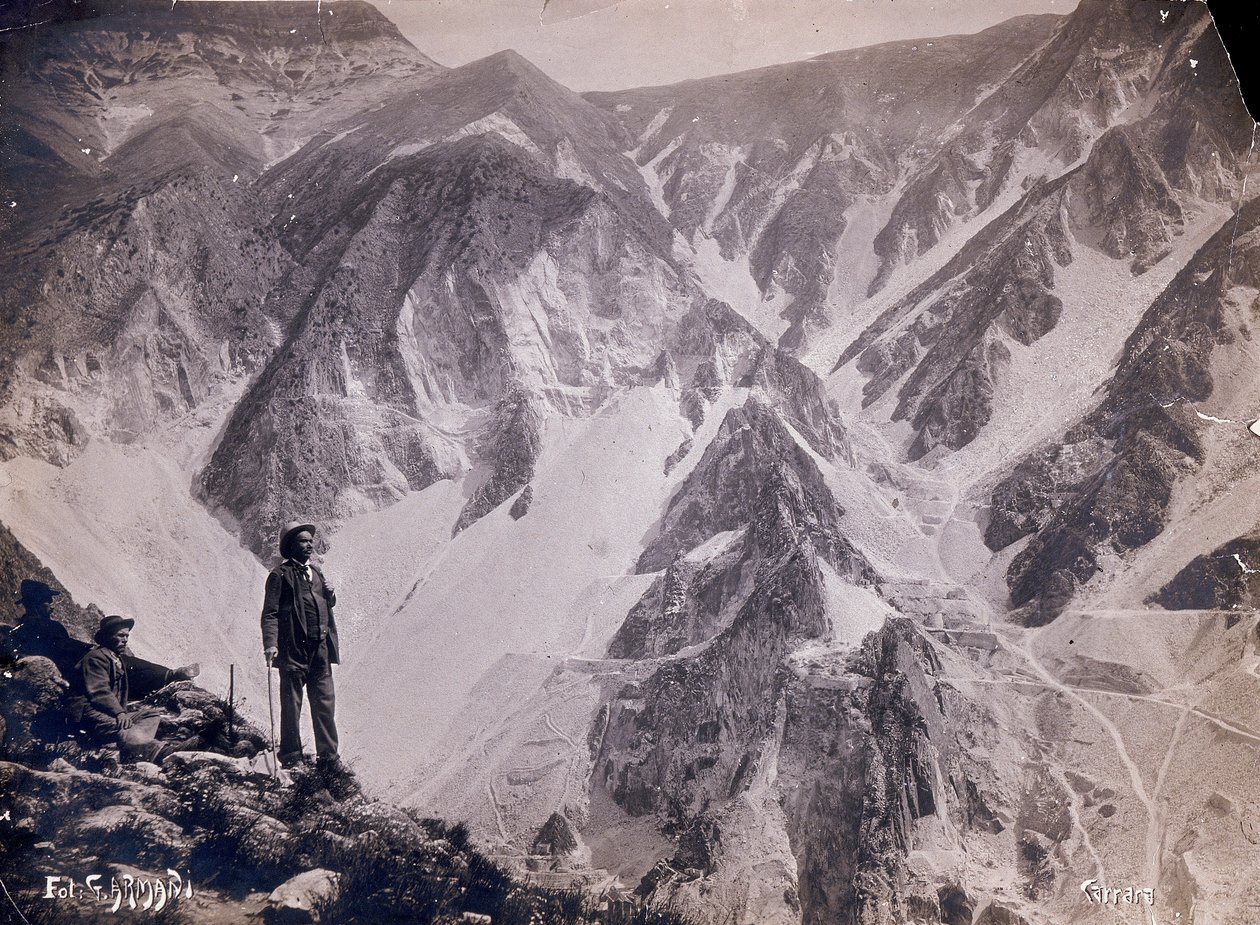 Näkymä Apuan Alpeille ja marmorilouhoksille. Muutama näkymää ihaileva mies ilmestyy etualalle. (m/w kuva) tekijältä G. Armani