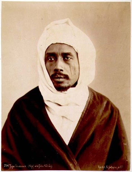 Muotokuva sudanilaisesta Galieh-heimon päälliköstä (seepiakuva) tekijältä G. Lekegian