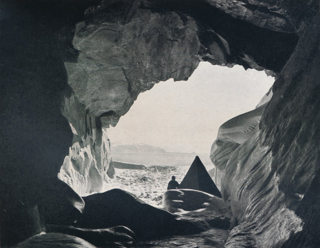 Leiri luolassa Penelope Pointin alla, 1912, 1913 tekijältä G. Murray Levick