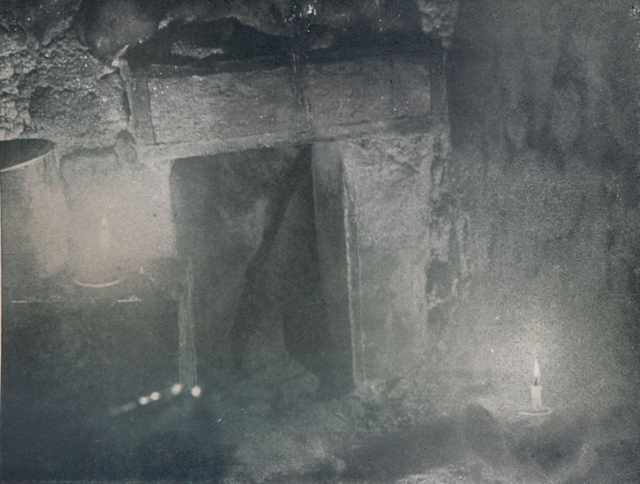 Iglun sisäovi, lamppujen valossa, c1911, 1913 tekijältä G. Murray Levick