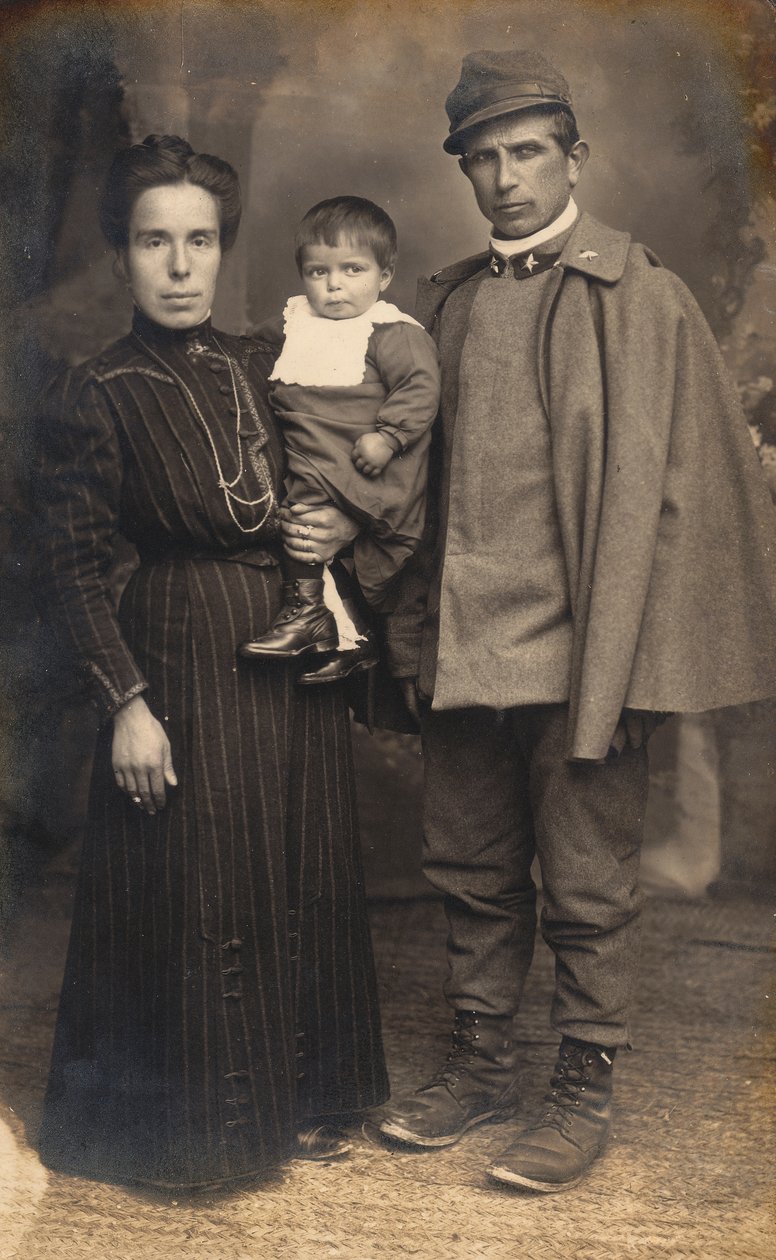 Postikortti, jossa jalkaväen sotilas, ampuja, sotapuvussa perheensä kanssa, 16031917 tekijältä G. Negri