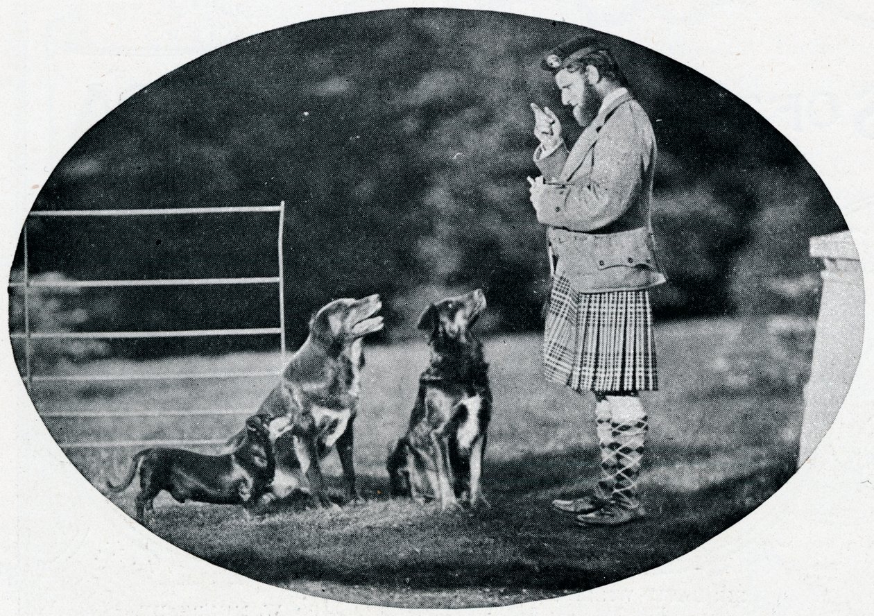 Mr. Francis Clark, The Queens Gillie, kolmen suosikkikoiran kanssa, c1899, 1901 tekijältä G. W. Wilson and Company