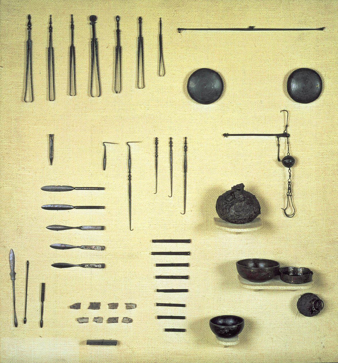 Instrumentit silmälääkärin kotelosta, Reimsistä (metalli) tekijältä Gallo Roman