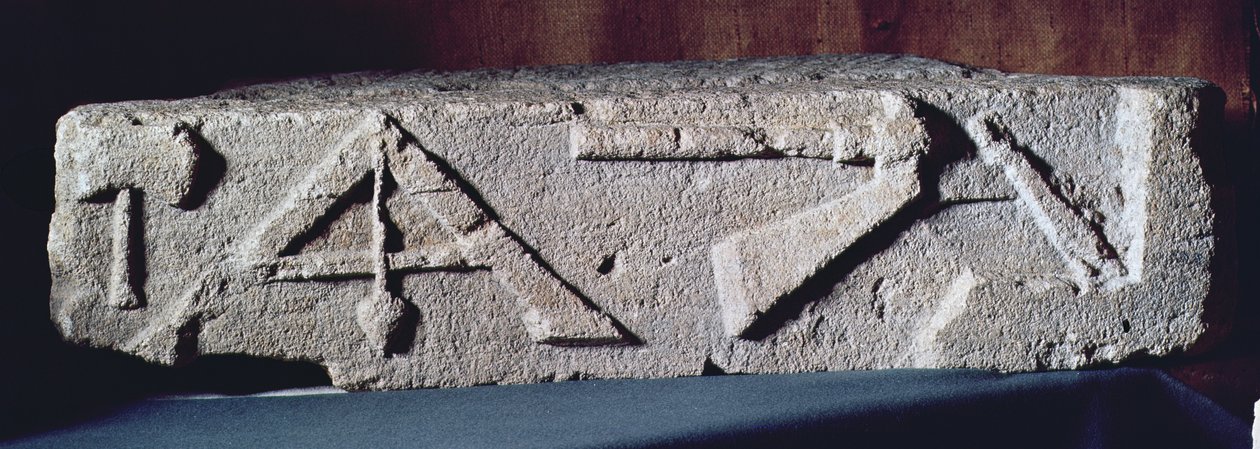Reliefi, joka kuvaa kivenhakkaajan instrumentteja, 2.-3. vuosisadat tekijältä Gallo Roman