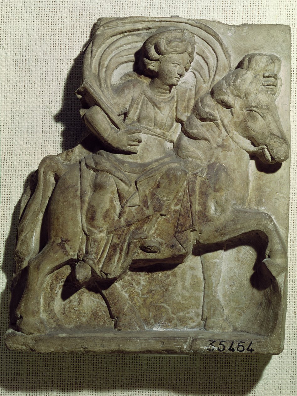 Eponan, gallialaisen jumalattaren, hevosten, ratsastajien ja matkailijoiden suojelijan kohokuvio Gannatista, Allierista, noin 50 eKr.-400 jKr (savi) tekijältä Gallo Roman