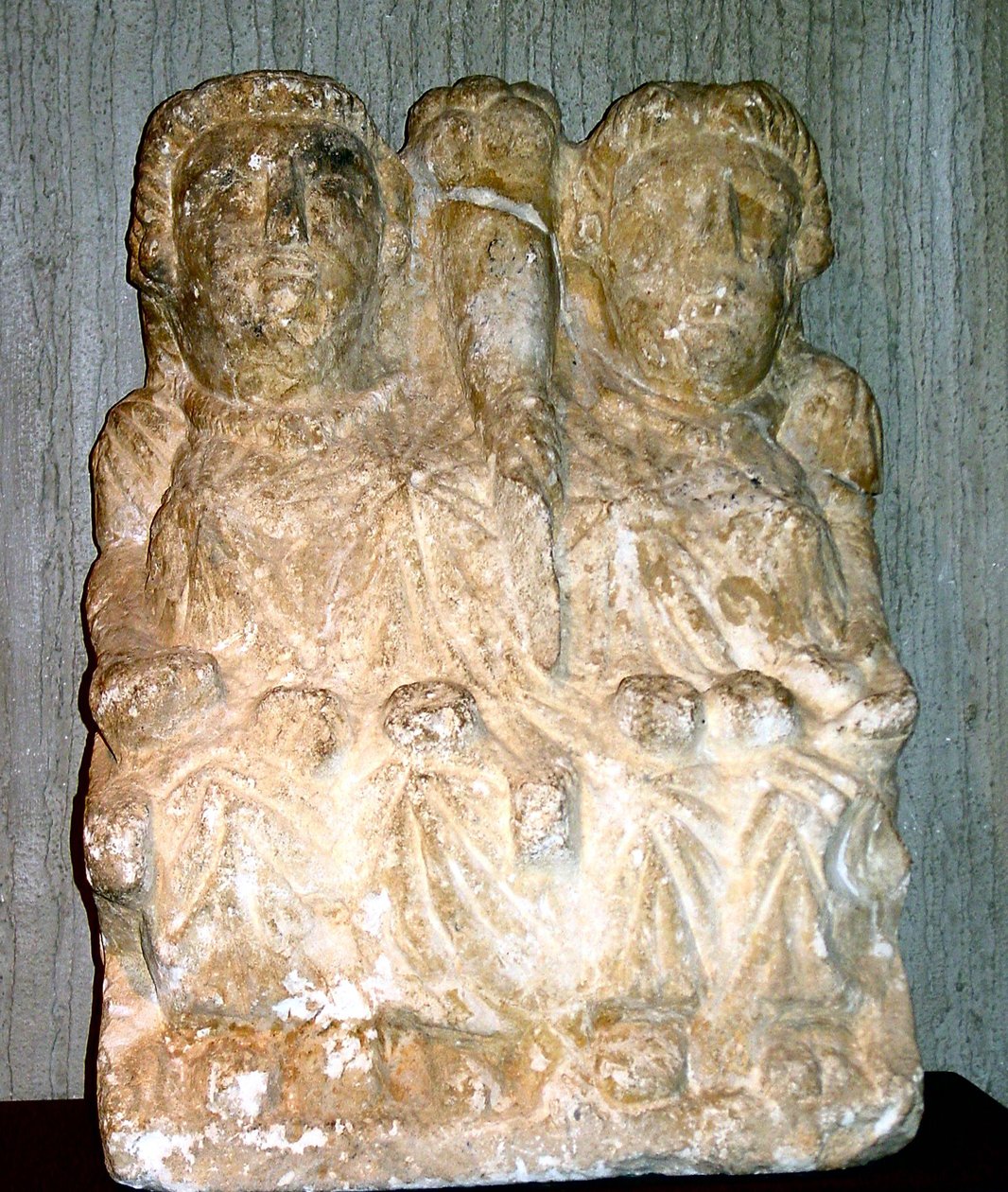 Kaksi jumalatar-äitiä (valkoinen kivi) tekijältä Gallo Roman