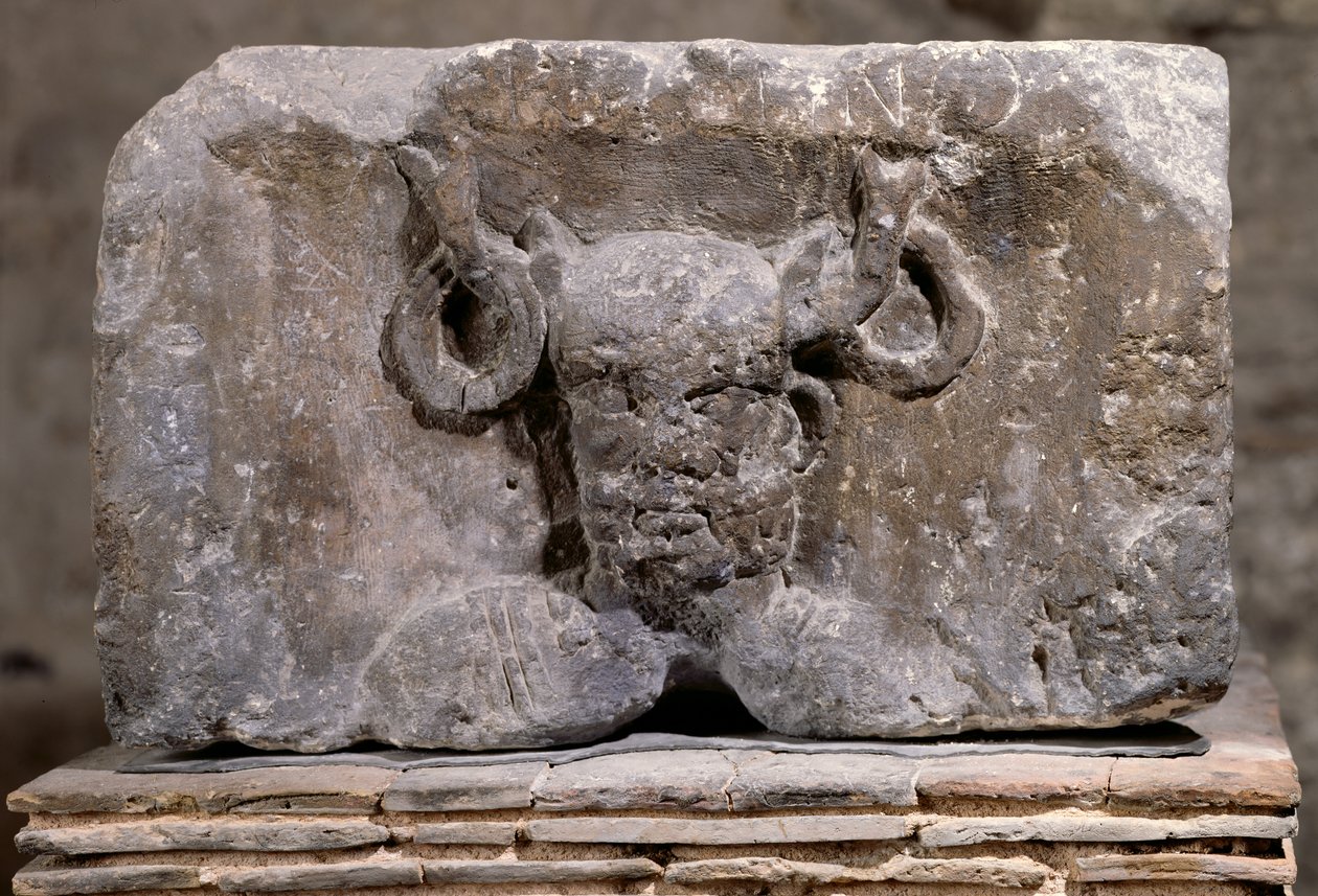 Cernunnosia kuvaavan Nautes-pilarin pääkaupunki tekijältä Gallo Roman