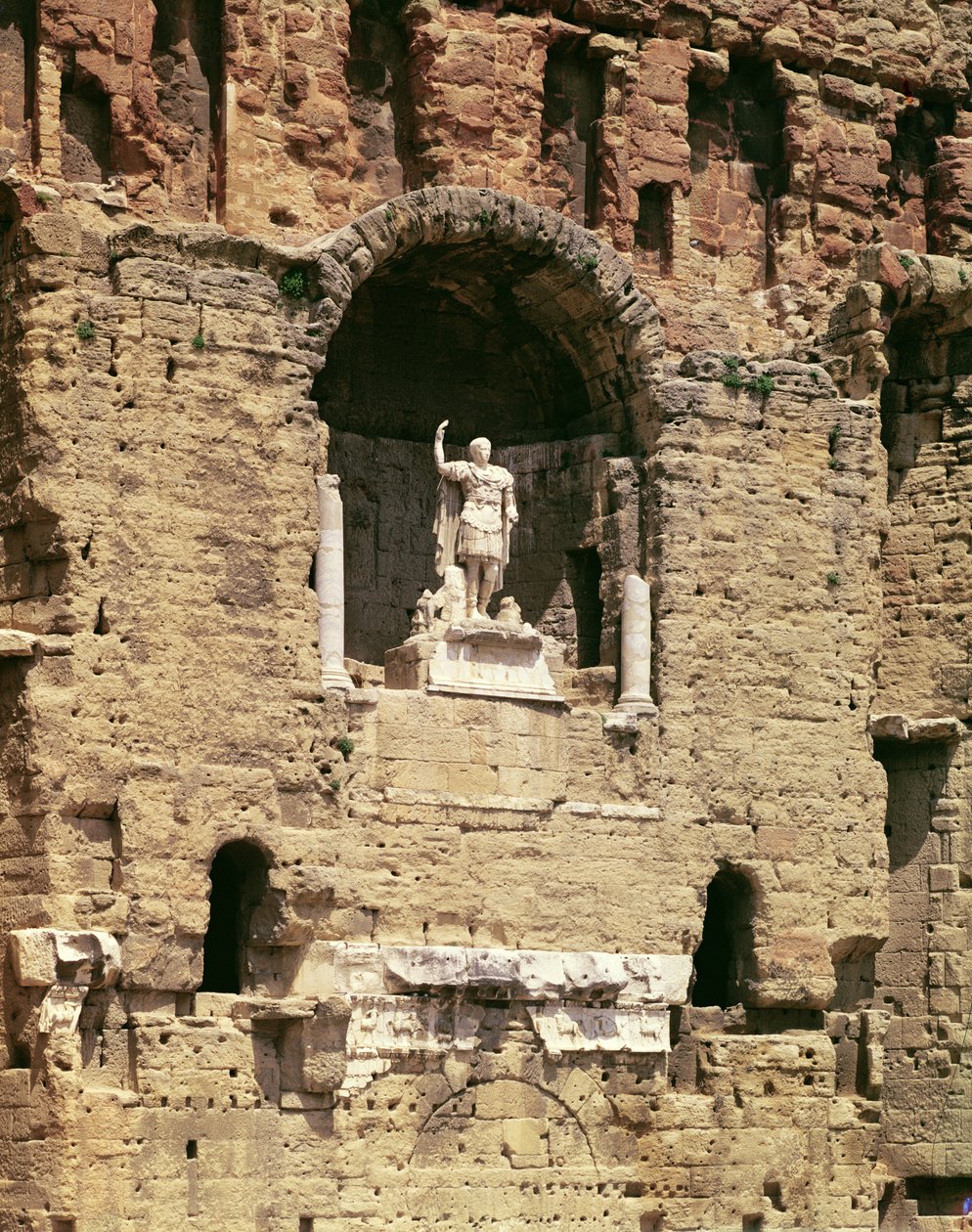Keisari Caesar Augustuksen (63 eKr.–14 jKr) patsas roomalaisessa teatterissa tekijältä Gallo Roman