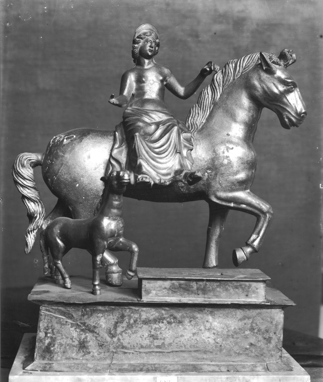 Eponan patsas, gallialainen jumalatar, hevosten, ratsastajien ja matkailijoiden suojelija, La Sarrazinesta, Jurasta, noin 50 eKr.-400 jKr (pronssi) tekijältä Gallo Roman