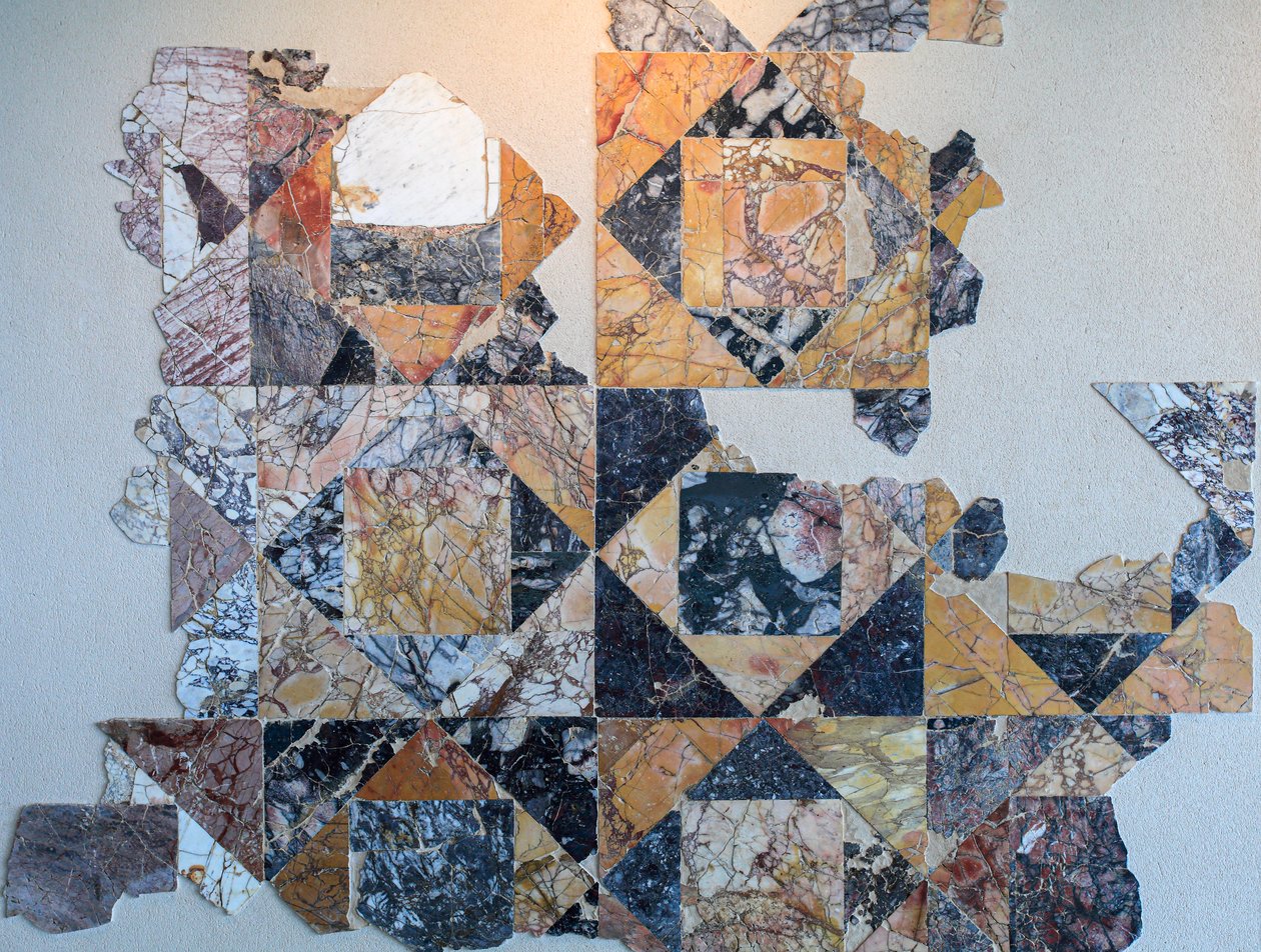 Roomalaisesta julkisesta muistomerkistä peräisin oleva marmoripäällyste opus sectile -muodossa tekijältä Gallo-Roman