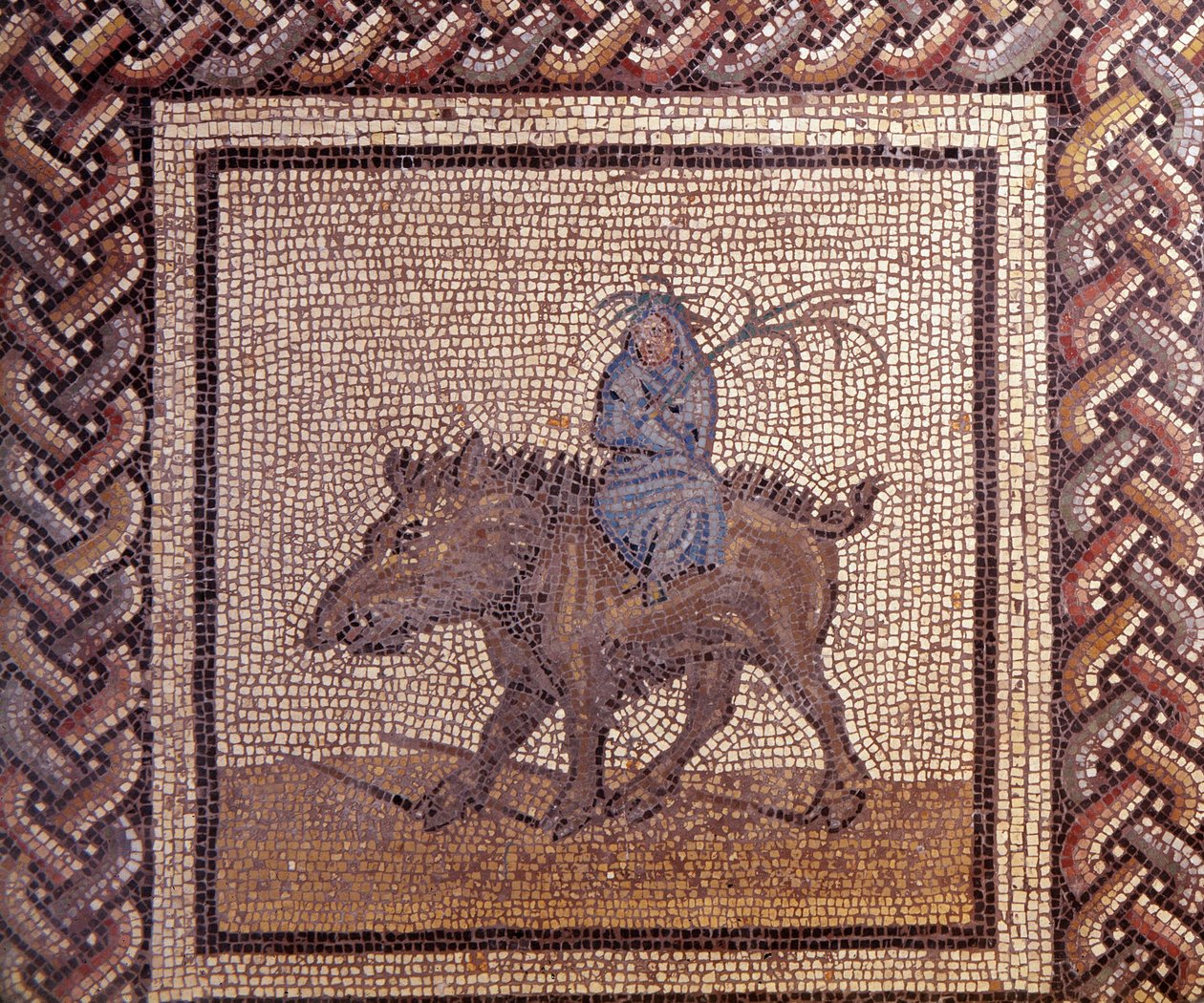 Gallo Roman Art: mosaiikkipäällyste, joka edustaa maalaismaista kalenteria. Talvi ratsastaa villisian selässä. 2. vuosisadan loppu, 3. vuosisadan alku JC:n jälkeen. Saint-Romain-en-Galista (Rhône). Saint Germain en Laye, kansallinen arkeologinen museo tekijältä Gallo Roman