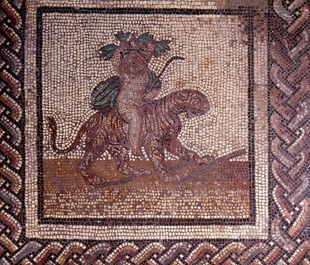 Gallo Roman Art: mosaiikkipäällyste, joka edustaa maalaismaista kalenteria. Allegoria syksyn istumisesta tiikerin päällä. 2. vuosisadan loppu, 3. vuosisadan alku JC:n jälkeen. Saint-Romain-en-Galista (Rhône). Saint Germain en Laye, kansallinen arkeologinen tekijältä Gallo Roman