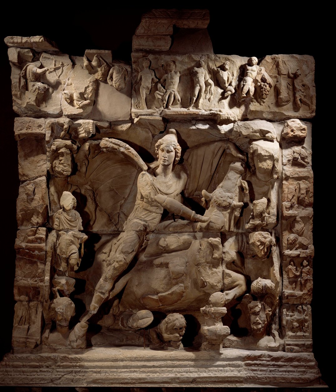 Gallo Roman Art: reliefi, joka kuvaa Mithraa valon jumalaa härän kanssa. Mithraeumin temppelistä. 50 eKr.-100 jKr. Metz. Kuvataidemuseo tekijältä Gallo Roman