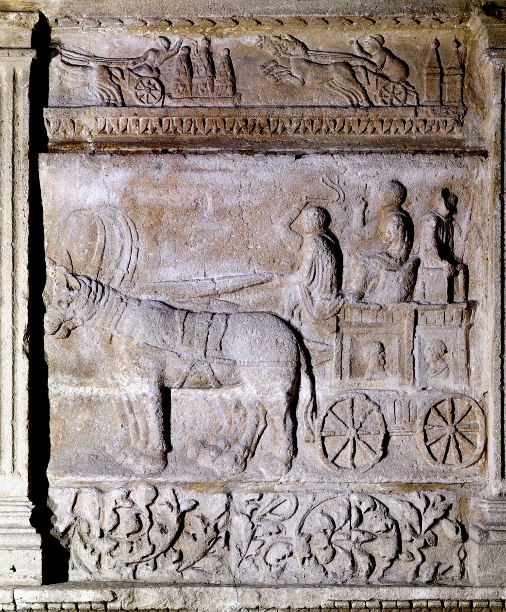 Matala kohokuvio gallo-roomalaisesta ajasta, jossa on hevosten ampuma vaunu, joka kuljettaa matkustajia. Avignon, Musee Calvet tekijältä Gallo Roman Gallo Roman