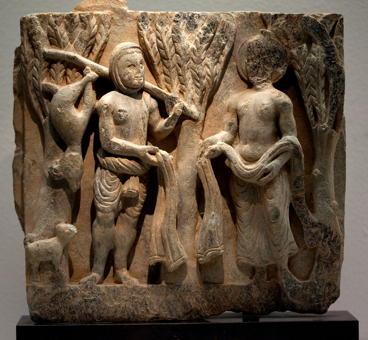 Vaihda vaatteita metsästäjän kanssa. Matala kohokuvio veistetty, Gandharan taide (Pakistan), 2.-3. vuosisadalla. Korean kansallismuseo, Soul (Etelä-Korea). tekijältä Gandhara School