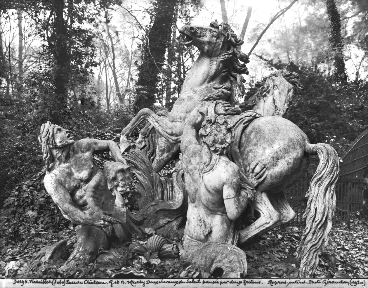 Tritonit hoitavat kahta auringon hevosta Apollon kylpylälehdossa, n. 1667-72 (marmori) tekijältä Gaspard and Balthazar Marsy