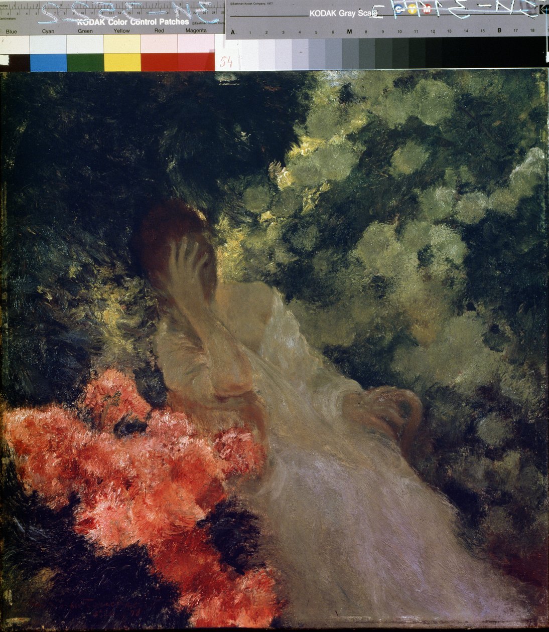 Puutarhassa. (Puutarhassa). Valkoinen nainen, joka näyttää epätoivoiselta, piilottaa kasvonsa käteensä. Gaston de La Touchen (1854-1913) maalaus tekijältä Gaston de Latouche