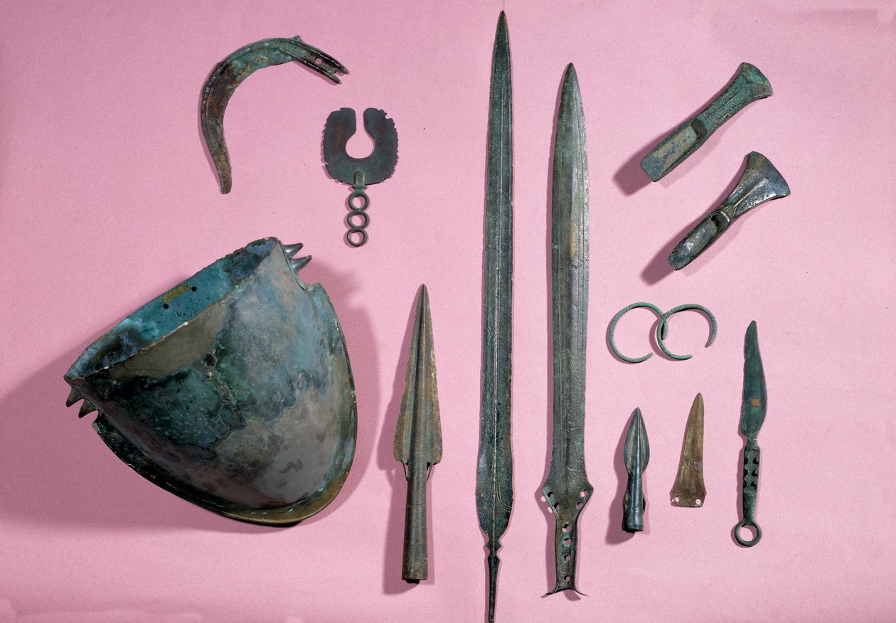 Gallialainen taide: pronssinen kypärä, kirves, sirppi, koriste, epee, rannekoru, piikki Theil a Billy sur Loirilta. 1150 - 950 eaa. Saint-Germain-en-Laye, antiikkimuseo tekijältä Gaulish Gaulish
