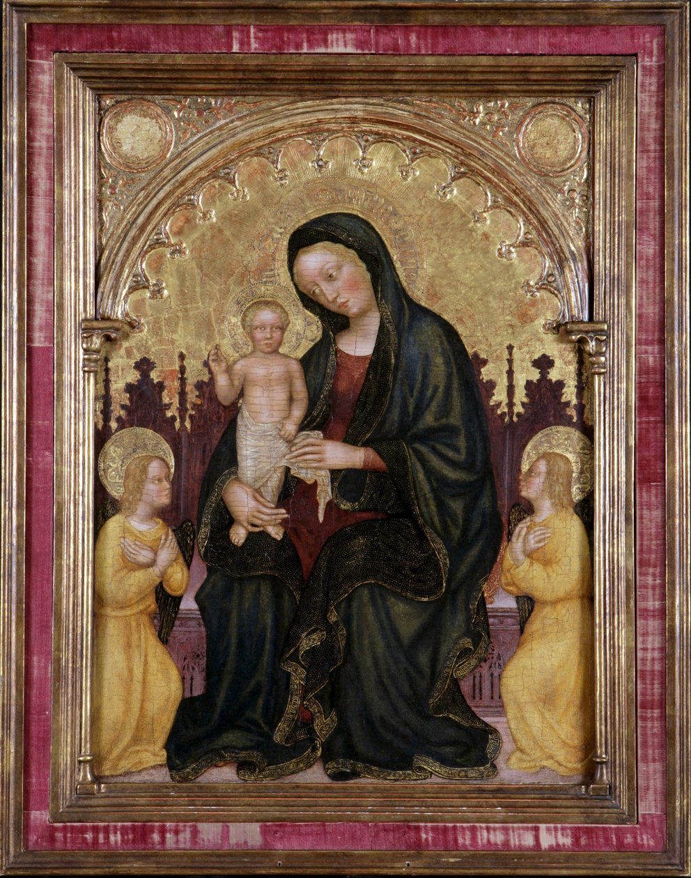 Valtaistuimella Madonna ja lapsi kahden enkelin kanssa tekijältä Gentile da Fabriano