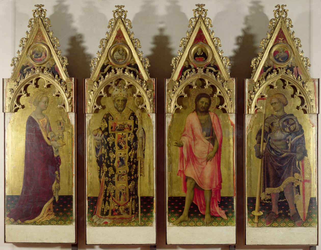 Neljä pyhää Quaratesi-polyptyykistä: Maria Magdalena, Pyhä Nikolaus, Pyhä Johannes Kastaja ja Pyhä Yrjö, 1425 (tempera paneelissa) (katso yksityiskohdat 85683 ja 85684) tekijältä Gentile da Fabriano