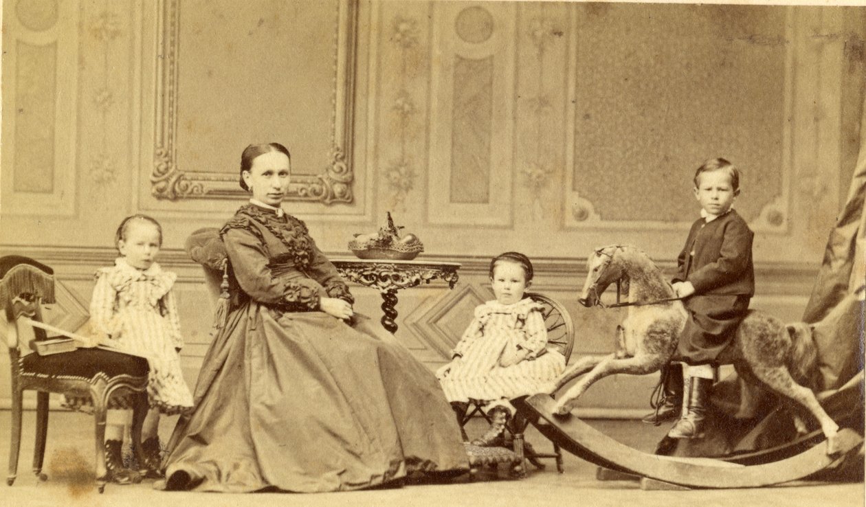 Nuori poika keinuhevosella perheensä ympäröimänä, 1860 (albumiprintti) tekijältä Georg Friedrich Brandseph