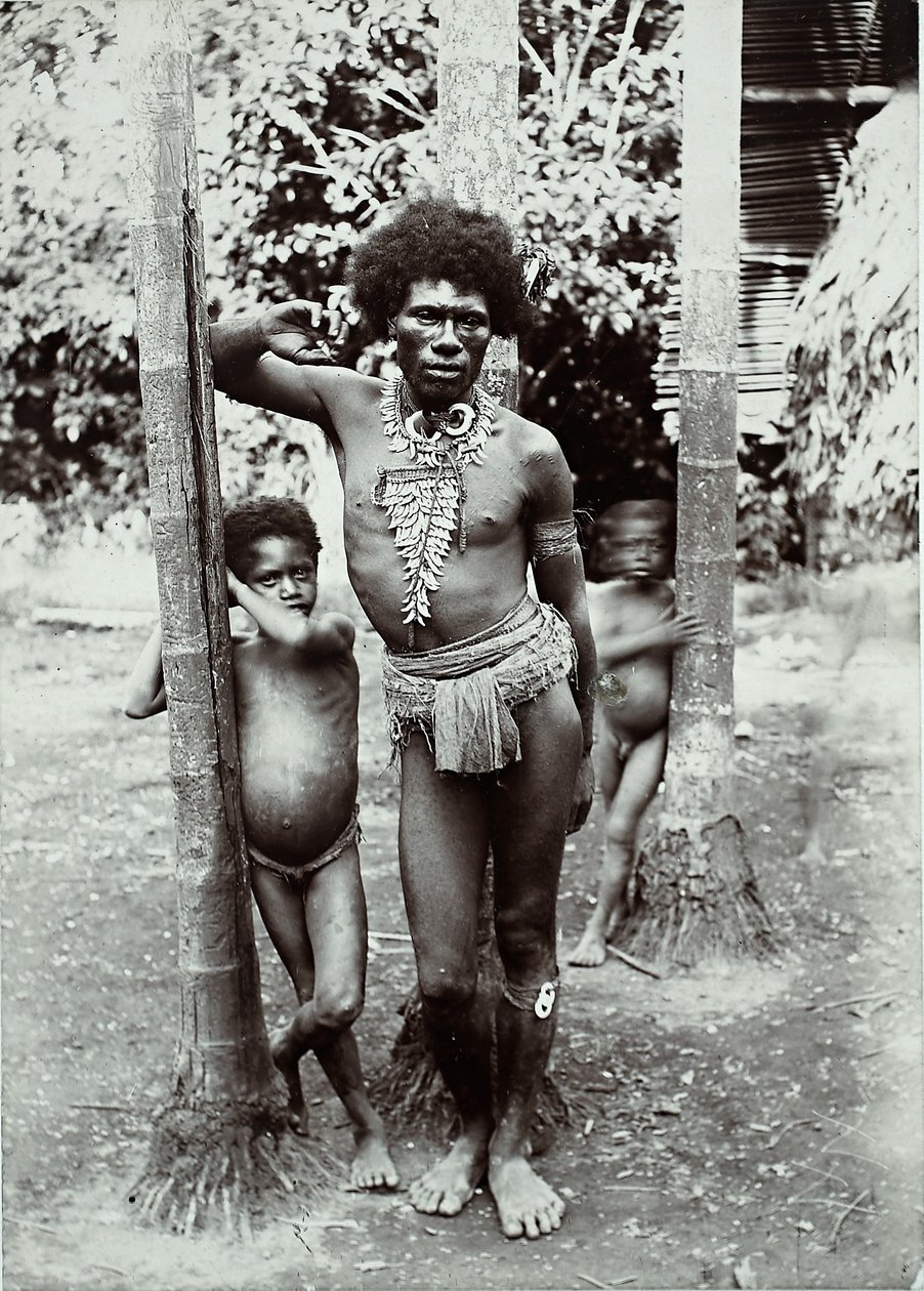 Mies ja kaksi lasta, Papua-Uusi-Guinea, 1899 (gelatiinihopeaprintti) tekijältä George Brown