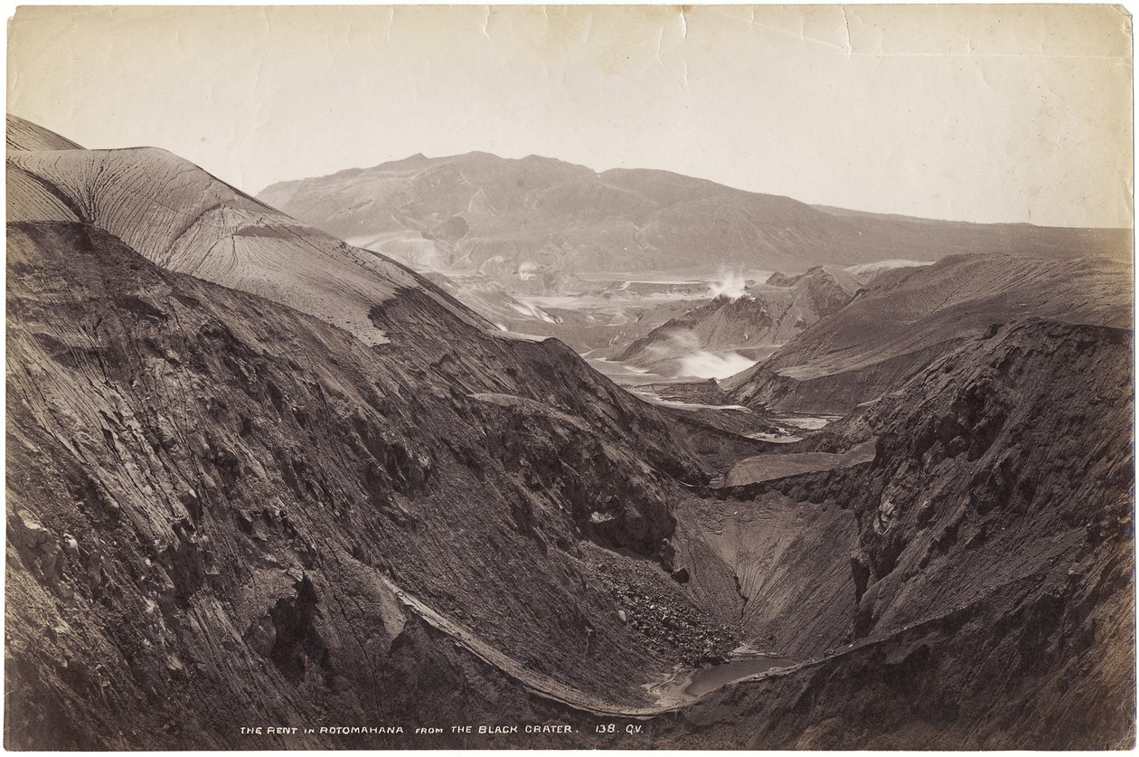 The Rent in Rotomahana from the Black Crater, marras-joulukuu 1886 (albumiprintti) tekijältä George Dobson Valentine